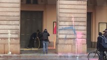 Cinco activistas atacan con pintura la fachada del teatro La Scala de Milán