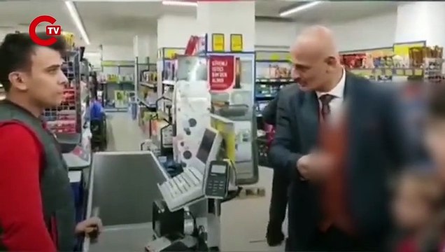 BİMcell hattını iptal etmeye giden yurttaş çocuklarını da protestoya kattı: 'Bozkurtlar ulusun Allah Türk'ü korusun'