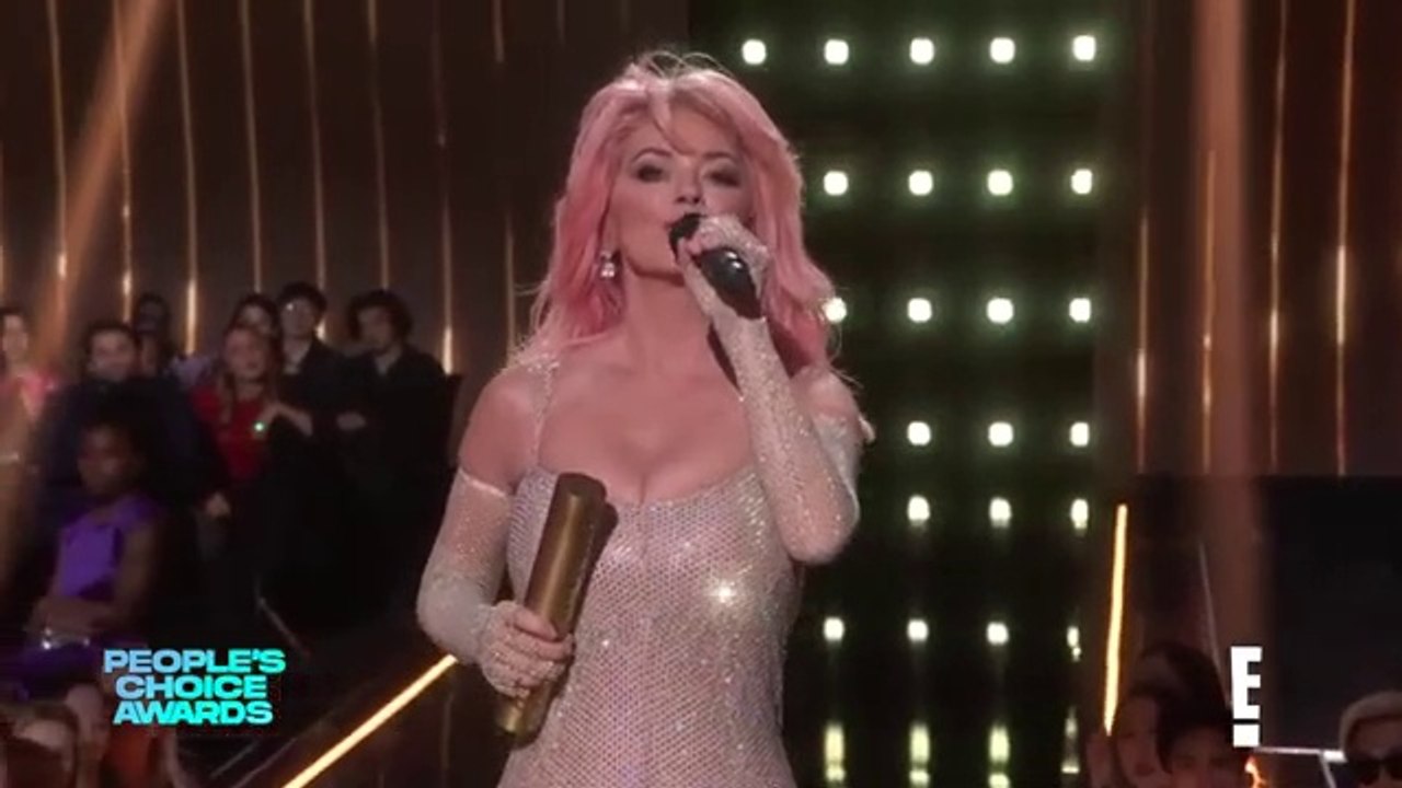 Shania Twain Receives ‘Icon’ Award, Shows Why She’s Still the ‘People’s Choice’