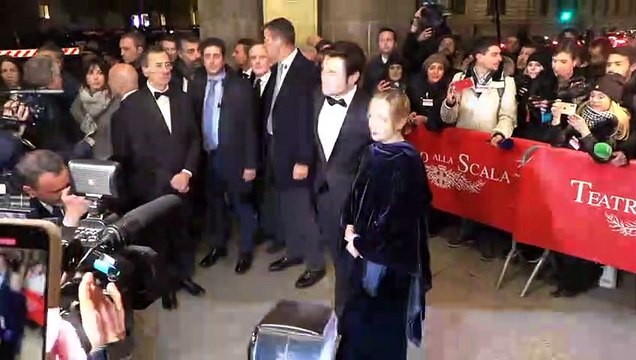 Prima alla Scala, l'arrivo di Meloni insieme al compagno Giambruno: i saluti ai fotografi