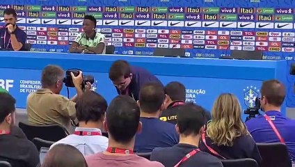 Gato invade coletiva de Vinícius Junior, ganha cartão vermelho e é retirado na marra da bancada