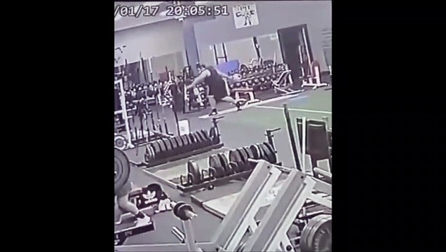 S'entrainer au lancer de poids dans la salle de sport... mauvaise idée