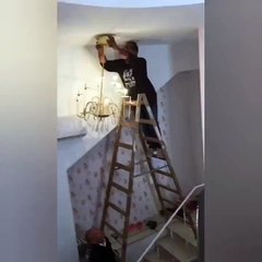 Avize takarken önce merdiven sonra kendi düştü! Gülme krizine girdiler