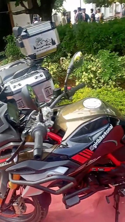 Auto_Expo-22_Suzuki_Hayabusa,_Kawasaki_NinjaH2,Bmws1000r,_Trump