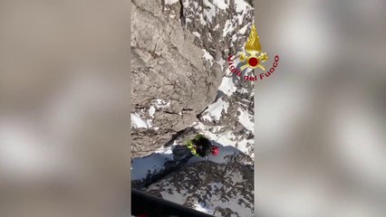 Tải video: Due escursionisti salvati dai vigili del fuoco in provincia di Lecco