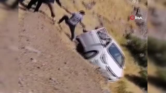 Uçuruma sürüklenen araçtan insan zinciriyle kurtuldu