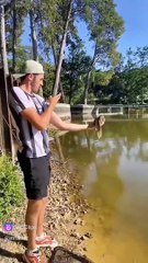 Yakaladığı balığı sya atacağına cebine koydu