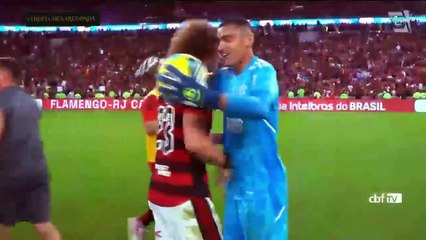 Zagueiro David Luiz, do Flamengo, recebe Troféu Mesa Redonda 2022