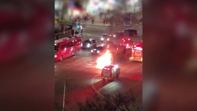 경기 시흥시 사거리 달리던 SUV에 불... 엔진룸 발화 추정 / YTN