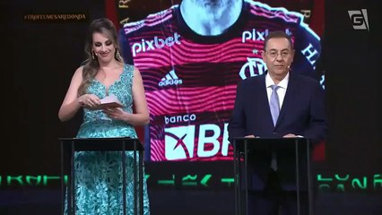 Meia Arrascaeta, do Flamengo, recebe Troféu Mesa Redonda 2022