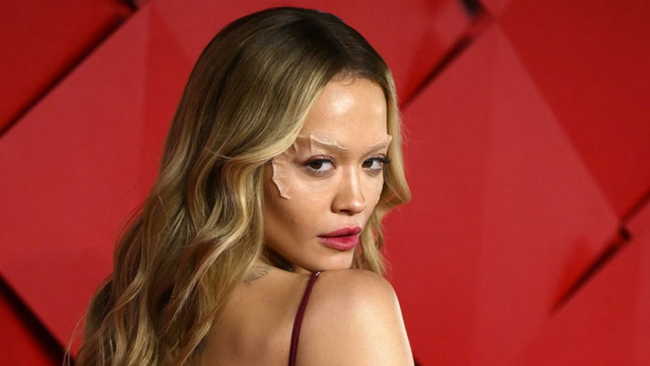 Krasser Look: Rita Ora im Naked-Dress und ohne Augenbrauen