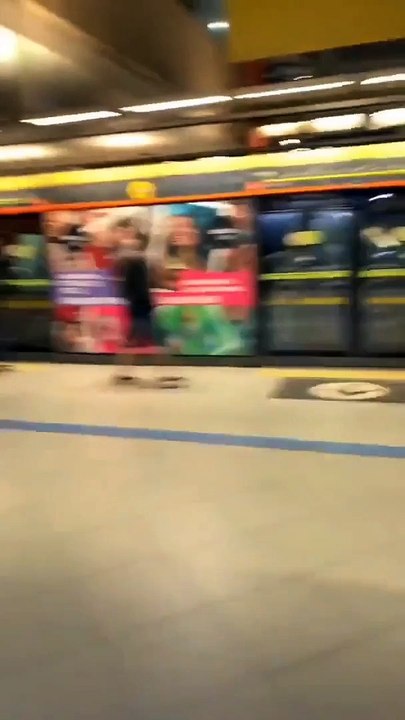 Torcedores de Corinthians e São Paulo brigam em metrô, em São Paulo