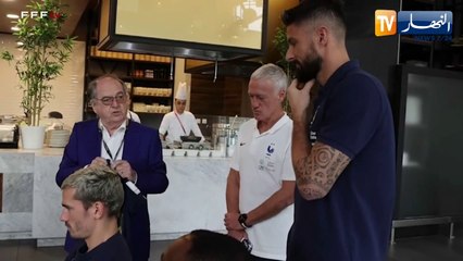 المنتخب الفرنسي يكرم لاعبه أوليفيه جيرو بعد وصوله للهدف 52 في مشواره