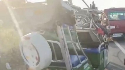 লরির ধাক্কায় দুমড়েমুচড়ে গেলো টোটো রিকশা!! দেখুন সেই করা ভিডিও