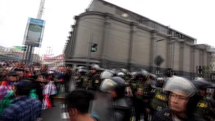 Peru'da Castillo'nun gözaltına alınması - Protestocular güvenlik güçleriyle çatıştı