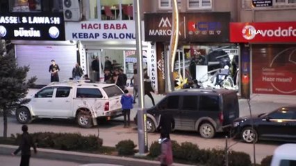 Hakkari'de 1 kişinin ağır yaralandığı silahlı kavga sonrası arbede yaşandı, o anlar kamerada