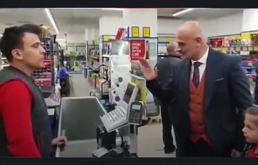 Zincir market protestosuna yenisi eklendi: Market kasiyerine nutuk attı, çocuklara 'bozkurt' işareti yaptırdı
