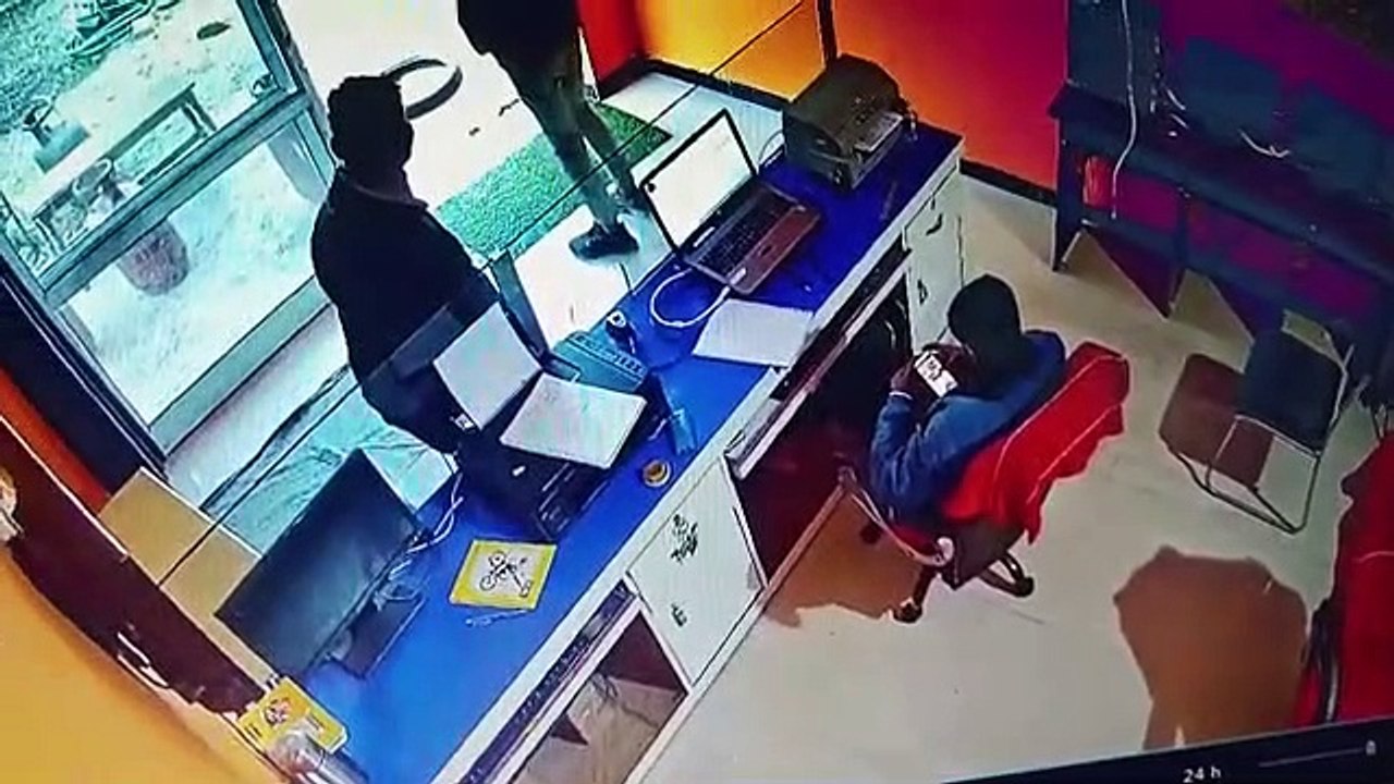 Video : मेंडी गांव में नकाबपोश बदमाशों ने की लूट,  फायरिंग कर ढाई लाख रुपए ले गए