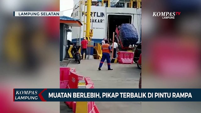 Muatan Pisang Berlebih, Mobil Pikap Terbalik di Bakauheni!
