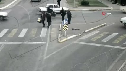 Kontrolden çıkan aracın altında kalmaktan son anda böyle kurtuldular