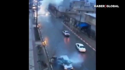 Dehşet anları: Seyir halindeki araca yıldırım düştü!