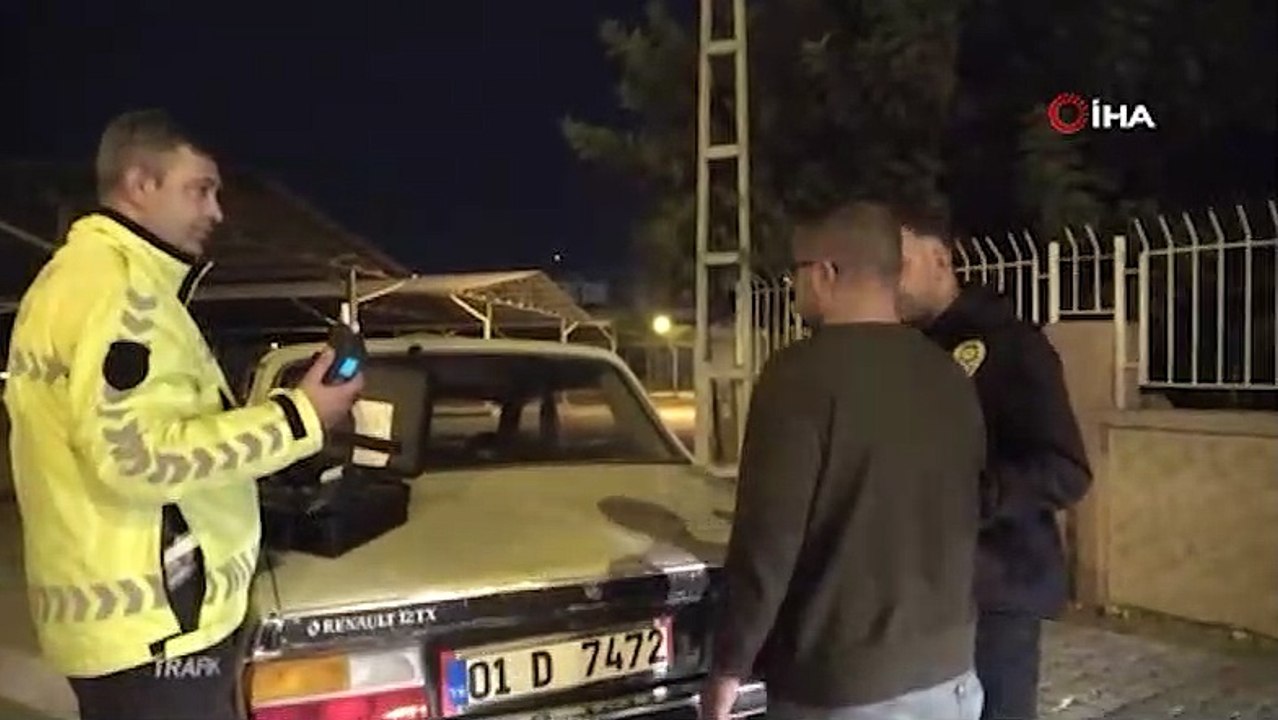 Trafik ekipleri alkollü sürücüye alkolmetre üflemeyi öğretti
