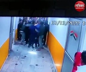 वीडियो: दिनदहाड़े दबंगो ने DNA हॉस्पिटल के मैनेजर को पीटा