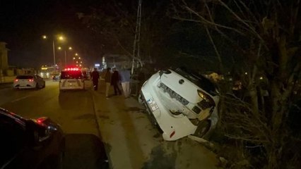 ARNAVUTKÖY'DE KAZA YAPAN OTOMOBİL YOL KENARINDAKİ BOŞLUĞA DÜŞTÜ