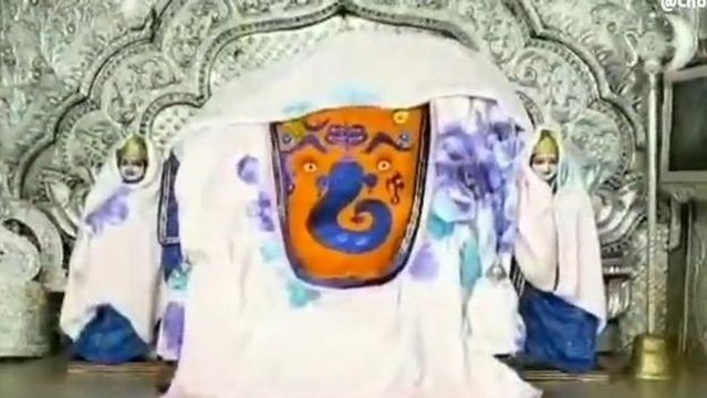 विश्व प्रसिद्ध भगवान खजराना गणेश को पहनाई गर्म पोशाक,जाने क्या है मंदिर की मान्यता