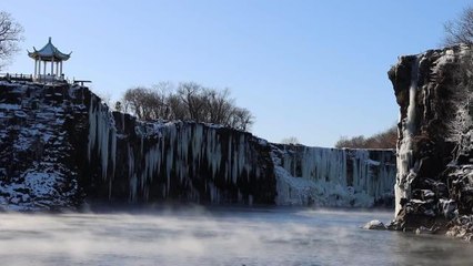Çin'in Jingpo Gölü'ndeki Donmuş Şelalenin Muhteşem Manzarası