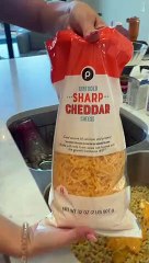 Elle cuisine dans son évier : une méthode répugnante...