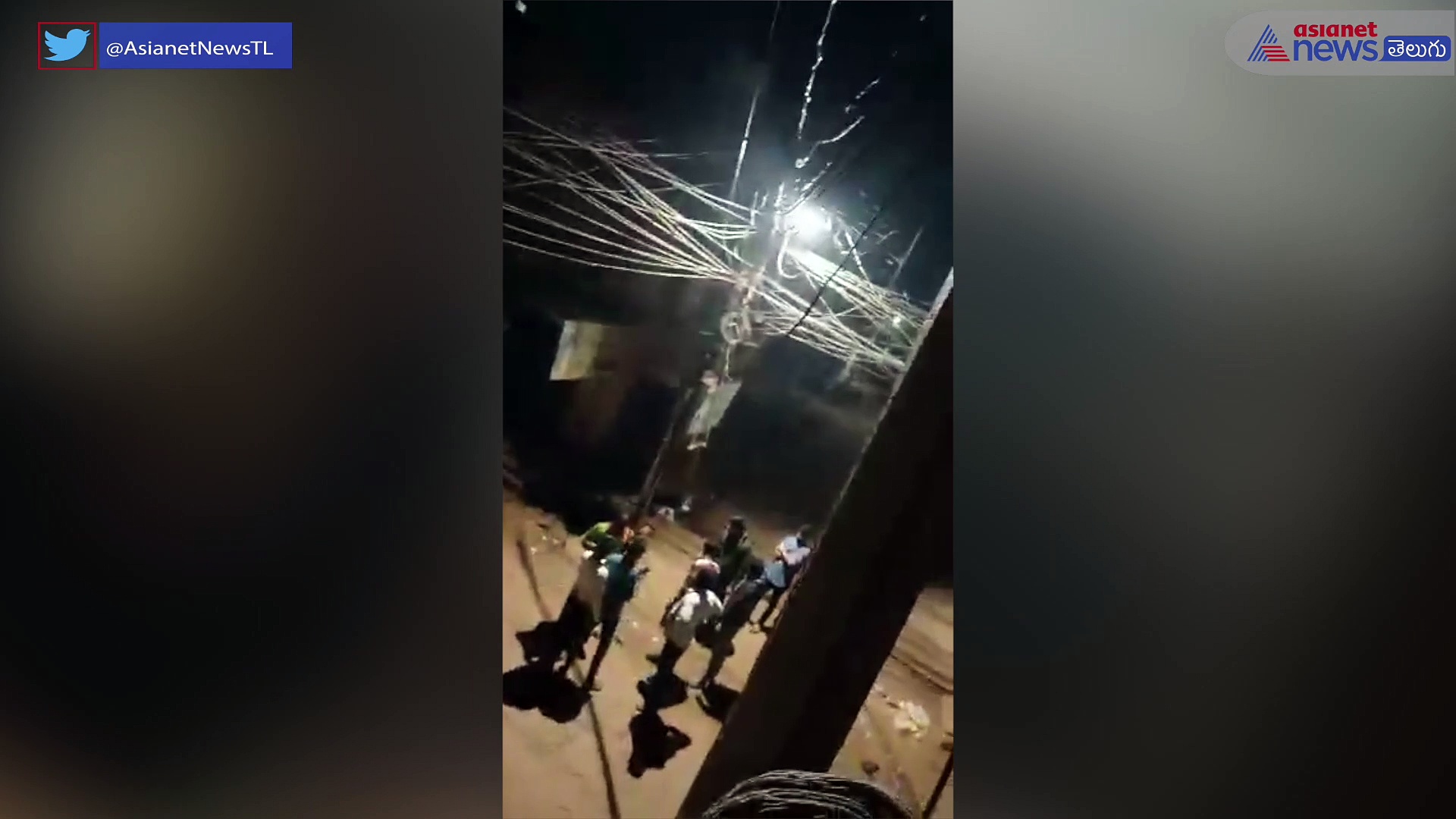 జహిరాబాద్ లో ఆకతాయిల వికృత చేష్టలు...భర్త ముందే భార్యను వేధించి దాడి  