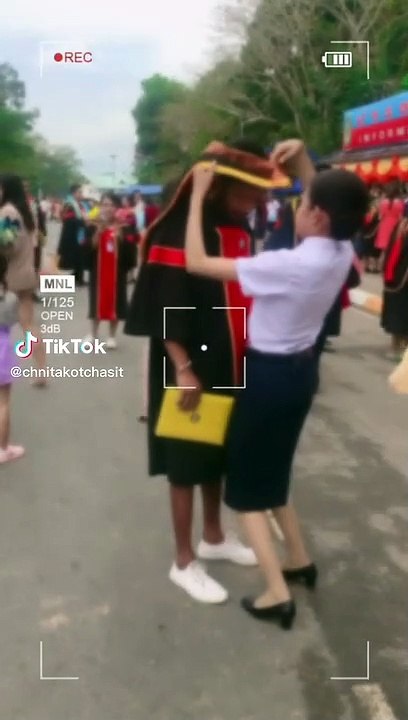 Em gái cúi lạy cảm ơn anh trai đã nghỉ học để nhường cho mình cơ hội