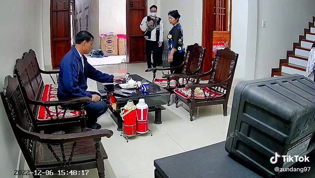 Bố khóc nửa nở khi con trai du học trở về bất ngờ