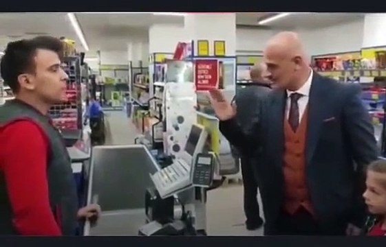 BİM protestolarına bir yenisini daha eklendi: Market kasiyerine nutuk attı, çocuklara 'bozkurt' işareti yaptırdı