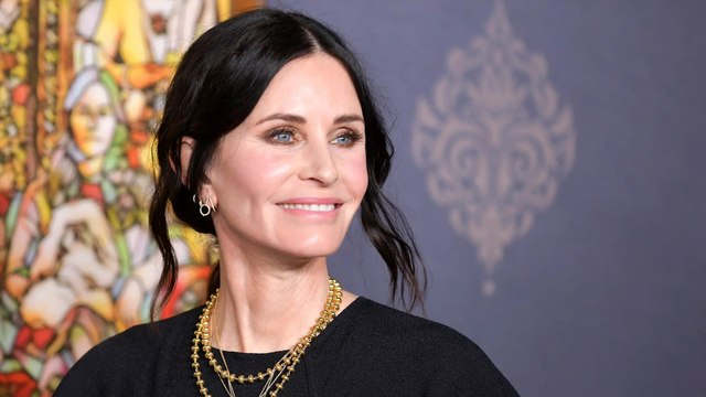Courteney Cox Shows 'How Real New Yorkers Eat Pizza' In Hilarious Video