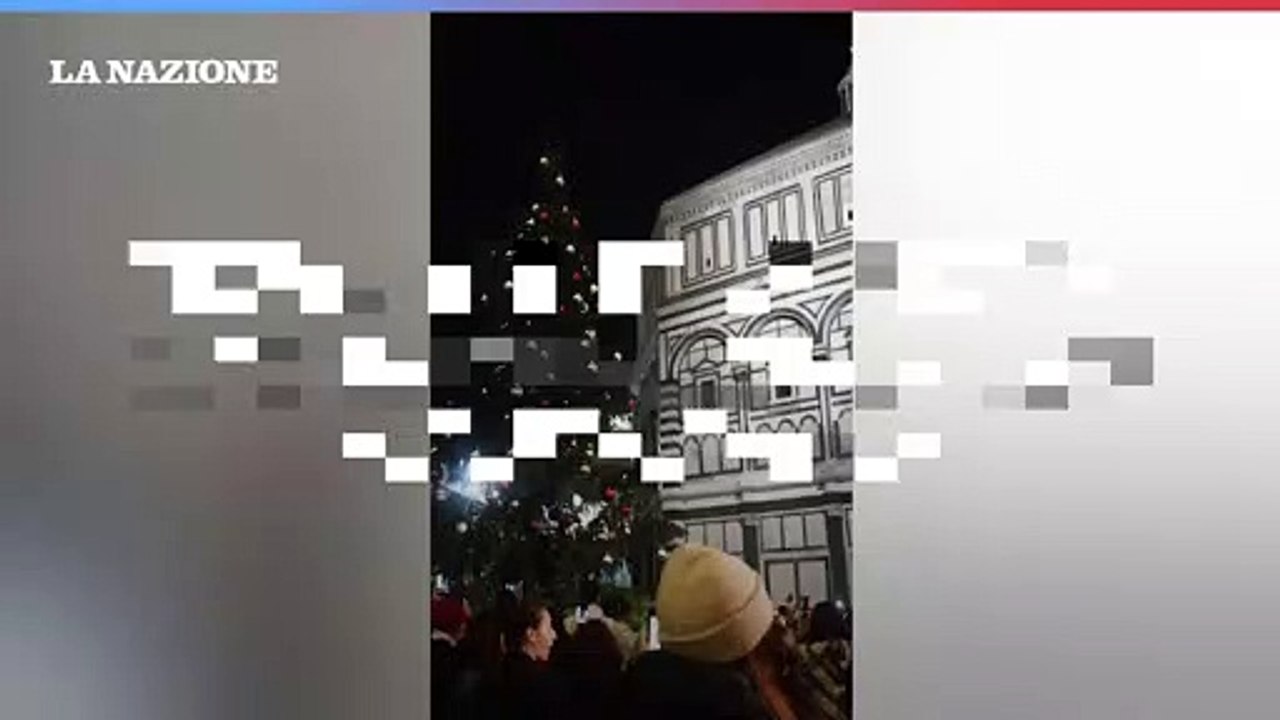 Albero di Natale a Firenze, il momento dell'accensione in piazza Duomo
