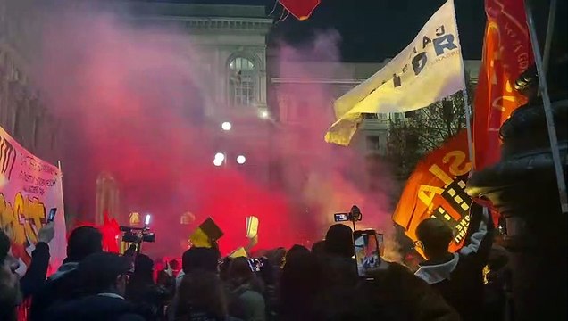 Prima della Scala, cori e fumogeni fuori dal teatro