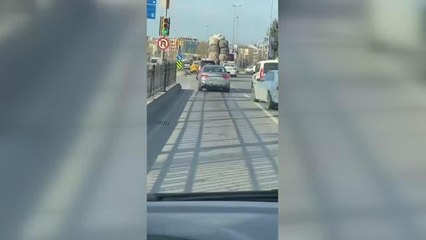 Kartal'da aşırı yüklü kamyonetin tehlikeli yolculuğu kameraya yansıdı