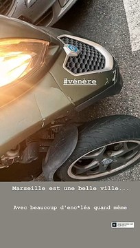 Frédérick Bousquet montre les dégâts subis par sa moto.