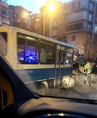 Minibüsün istinat duvarına çarptığı kaza, güvenlik kamerasında