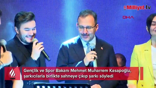 Bakan Kasapoğlu, sahnede şarkı söyledi