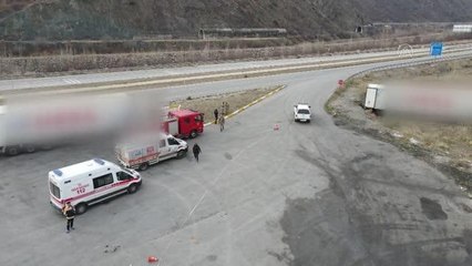 Erzincan'da kimyasal madde yüklü tırda yaşanan sızıntıya müdahale ediliyor