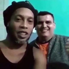 Ronaldinho grava vídeo na penitenciária saudando família de companheiro preso