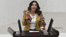 CHP’li Kayışoğlu Genel Kurul’da ‘Hacıvat-Karagöz’ oynattı: Ha peçete ha Beşli Çete