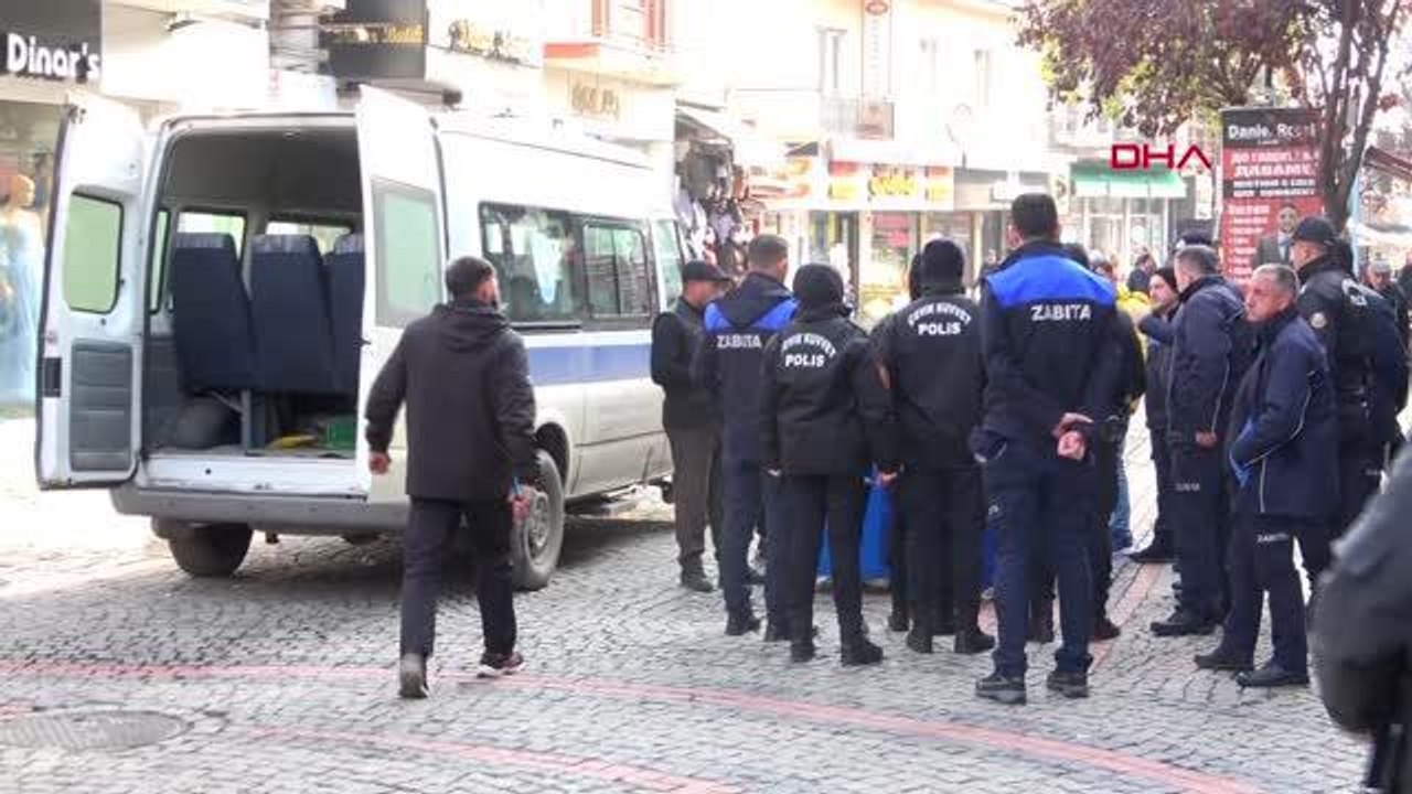 MEYVE SIKMA MAKİNESİNE EL KONULAN SEYYAR SATICI, ÜRÜNLERİ CADDEYE ATTI