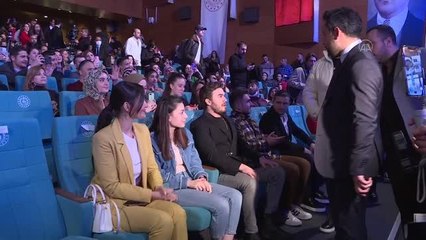 Gençlik ve Spor Bakanı Kasapoğlu, sanatçılarla sahneye çıktı, şarkı söyledi