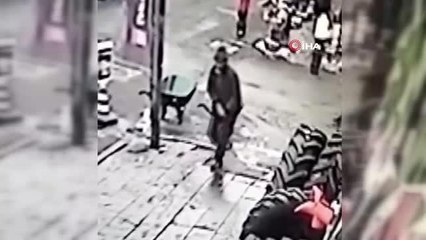 İş yeri önünden el arabası hırsızlığı kamerada