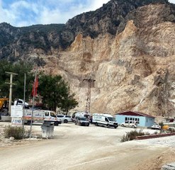 Toprak kaymasında 250 metre yükseklikten yuvarlanan kepçenin operatörü öldü