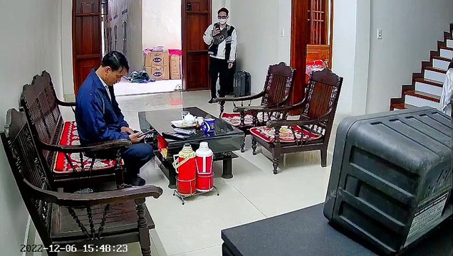Tưởng con có chuyện, ông bố bật khóc khi con bất ngờ về nhà